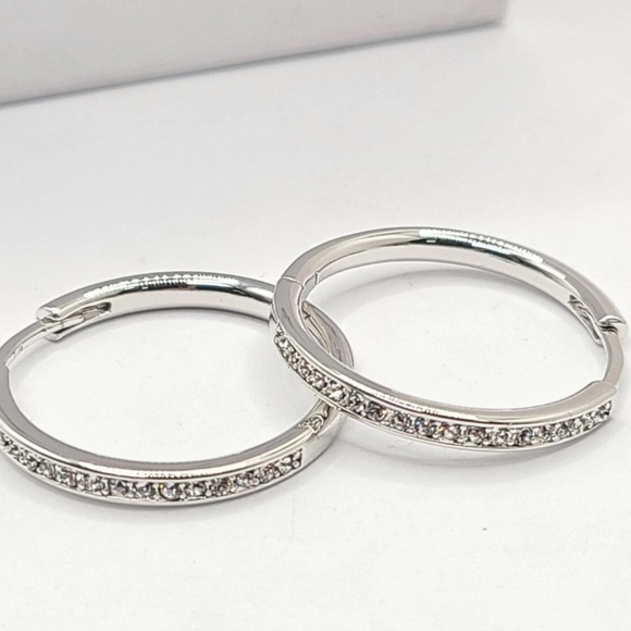 New Swarovski Crystal 18k white Gold plated Hoop 26 mm stunning Earrings. - Picture 4 of 4